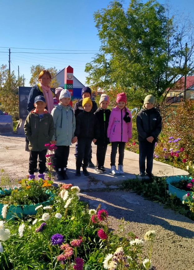 Учащиеся 1 и 2 классов совершили экскурсию по памятным местам села Пионерского.