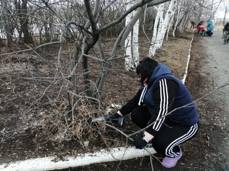 В школе прошли первые субботники.