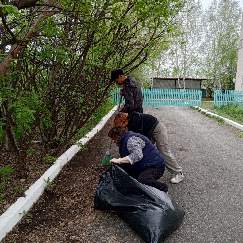 Субботник. Уборка пришкольной территории.