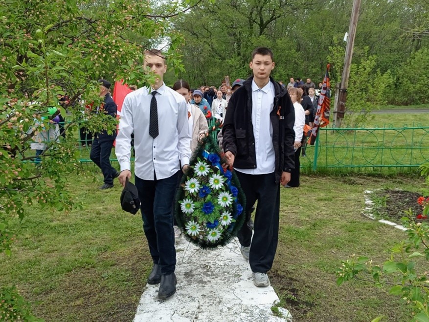 Возложение цветов к сельскому обелиску в честь Дня Победы.