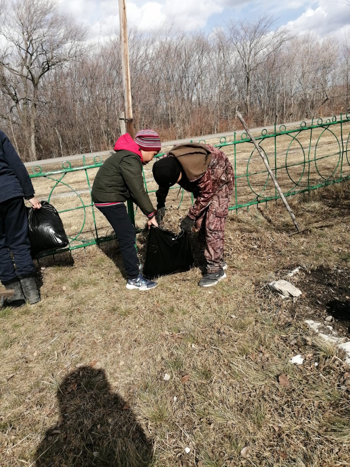 Весенний субботник на пришкольной территории..