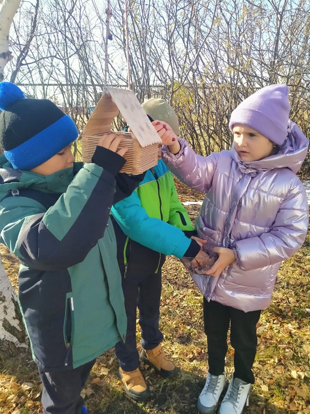 Ребята развешали кормушки для зимующих птиц.