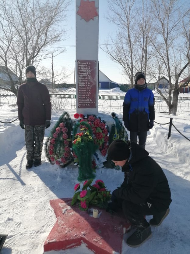 Возложение цветов к сельскому обелиску. Вахта памяти.