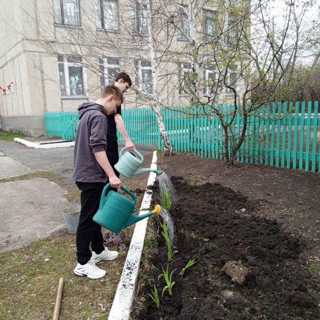 Экологическая акция. Высадка цветов на пришкольном участке.
