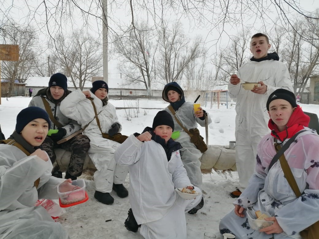 Участие в игре Зарница, поднятие флага юноармейцами.